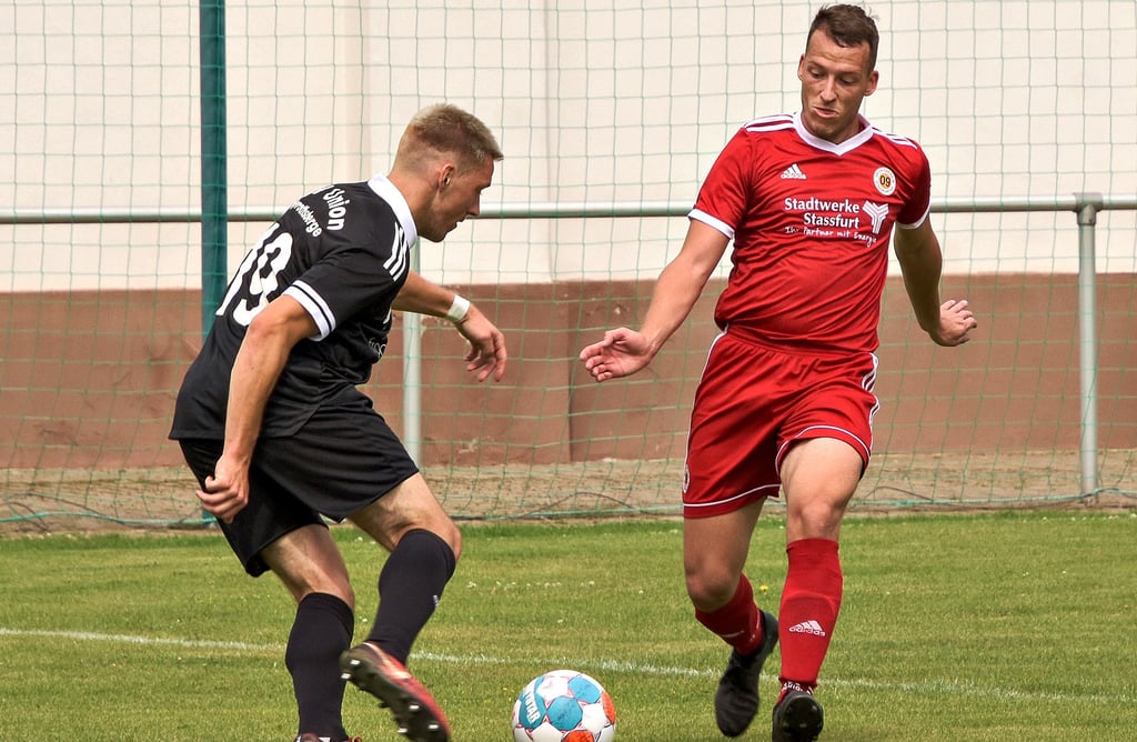 Die Staßfurter Defensive um Steven Stachowski (rechts) bekam in der zweiten Spielhälfte gegen Landesligist Union Heyrothsberge (Staffel Nord) einiges zu tun.