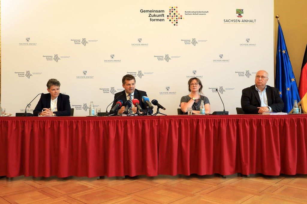 Lydia Hüskens (l-r), Sven Schulze, Juliane Kleemann und Andreas Schmidt bei der Vorstellung des Entwurfs des Koalitionsvertrages.