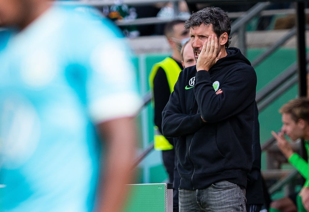 Dem VfL Wolfsburg droht nach einem Wechselfehler von Trainer Mark van Bommel eine Niederlage am grünen Tisch.