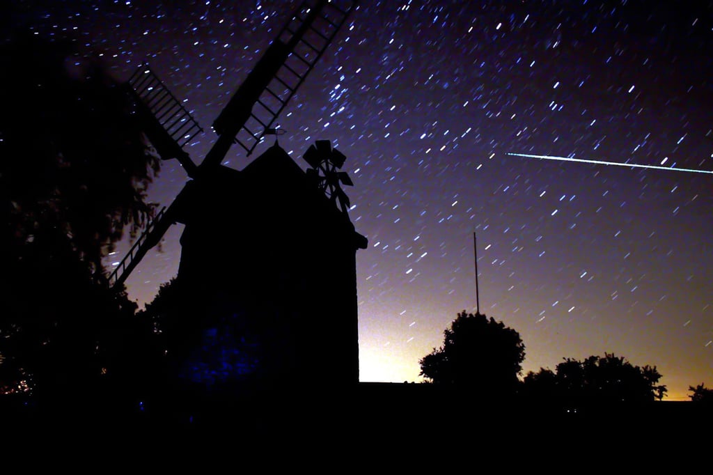 Die Perseiden gibt es auch in diesem Sommer wieder zu sehen. Dieser gelungene Schnappschuss ist Planetariumsleiter Matthias Reinäcker an der Endorfer Mühle geglückt.