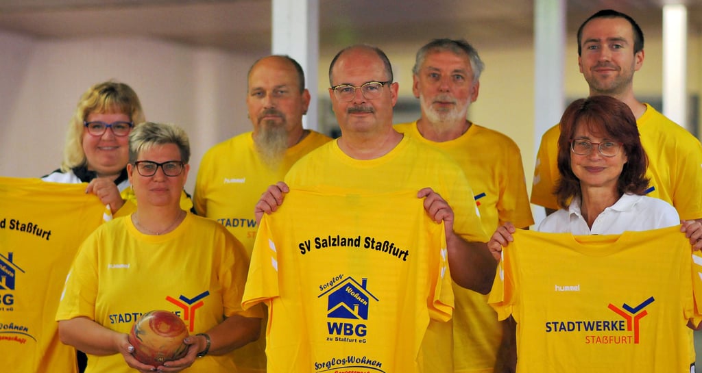 Hagen Ringström (vorne Mitte, Vorstandsvorsitzender Wohnungsbaugenossenschaft Staßfurt) und Elke Heitmann (vorne rechts, Stadtwerke Staßfurt) übergaben die neuen Trikots an die Classic-Kegler des SV Salzland Staßfurt.