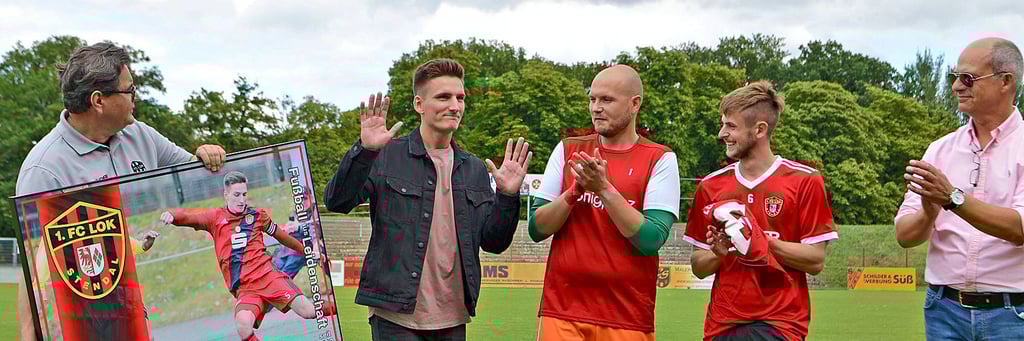 Loks langjähriger Kapitän Philipp Groß (Zweiter von links) wurde in der Halbzeitpause der Oberligapartie von einigen Spielern und Präsident Thomas Weise (rechts) verabschiedet.