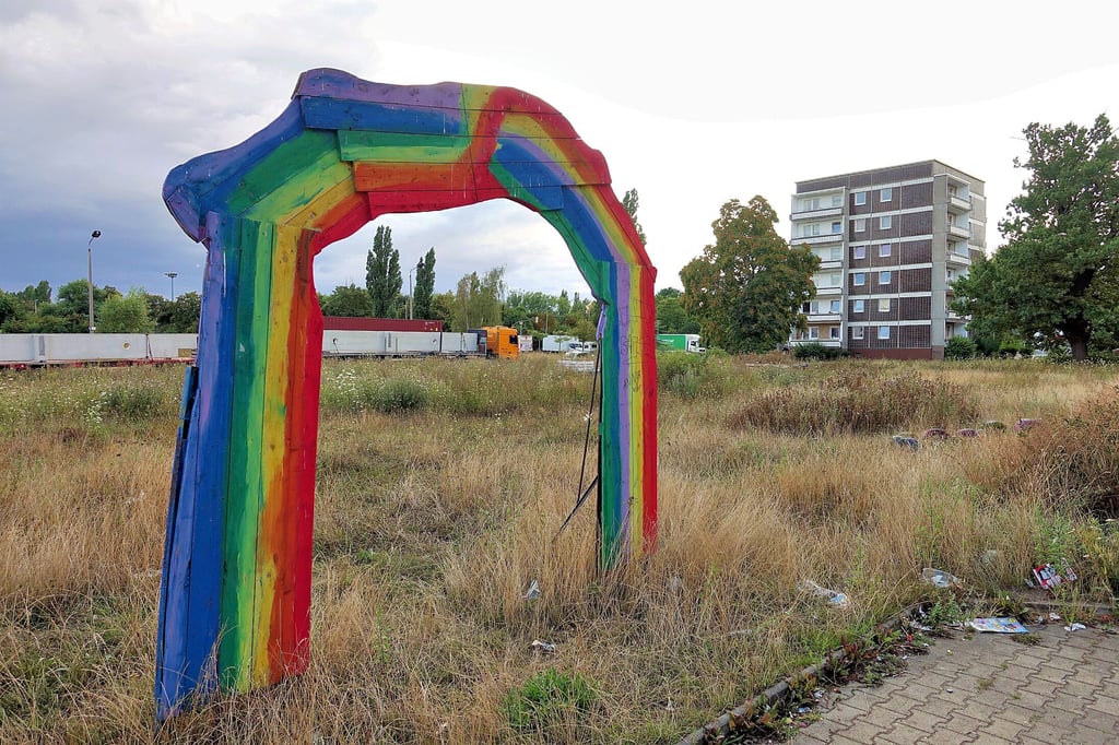 Ein buntes Regenbogentor markiert den Eingang zur „Spielwiese“ an der Grünstraße.