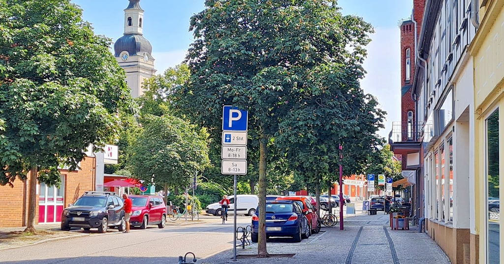 Die Brandenburger Straße, zur Zeit der Nationalsozialisten Adolf-Hitler-Straße und zu DDR-Zeiten in die Ernst-Thälmann-Straße umbenannt, ist bis heute Mittelpunkt der Genthiner Innenstadt.