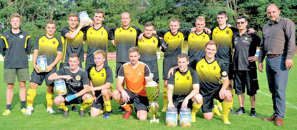 Der Kreveser SV um Trainer Holm Hansens (Zweiter von rechts) hat sich am Sonntag den Fußball-Sommerpokal der Firma Busse (rechts Geschäftsführer Thomas Staudt) durch einen 2:1-Finalsieg gegen Viktoria Uenglingen geholt.