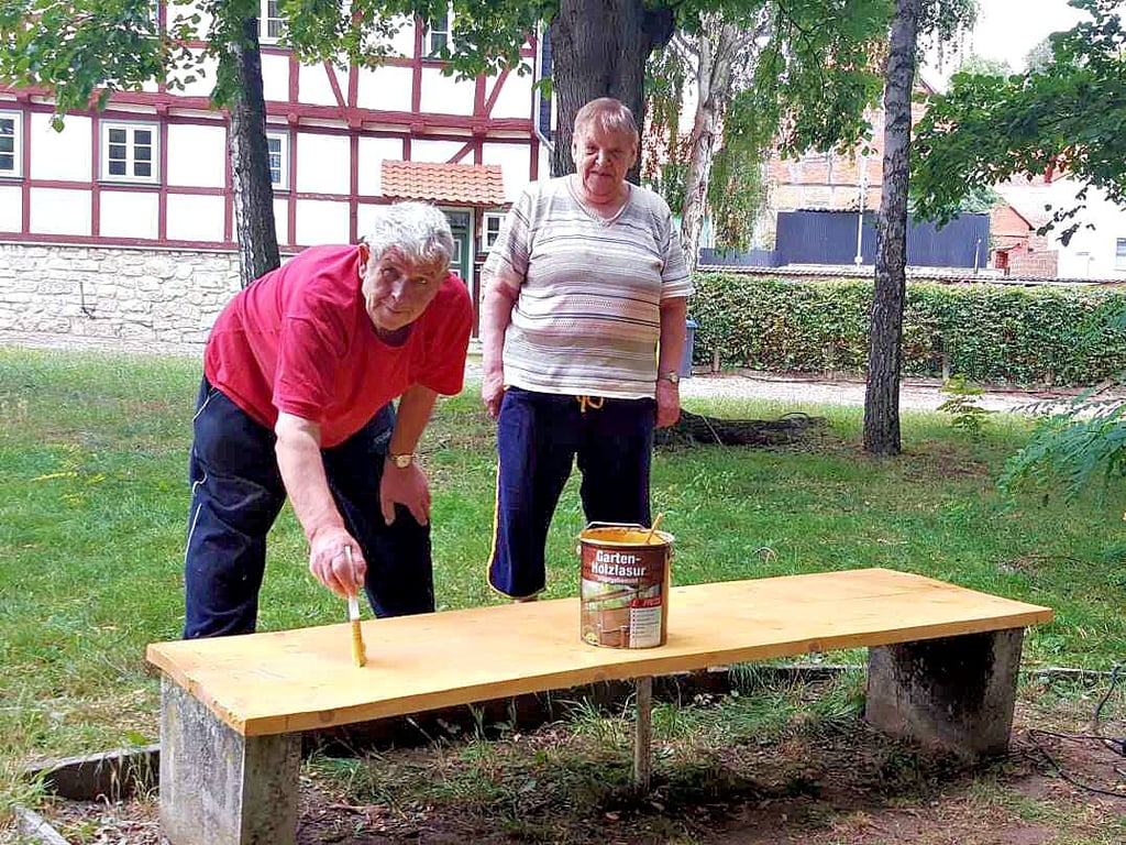 Am Sonntag wurde die Zerstörung bemerkt und bereits am Dienstag hatten Peter und Rosemarie Kappe die Bank repariert.