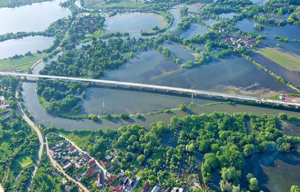 Dieses Luftbild zeigt das Hochwasser im Saalekreis im Jahr 2013. Vorn ist die Schkopauer Ortschaft Korbetha zu sehen.