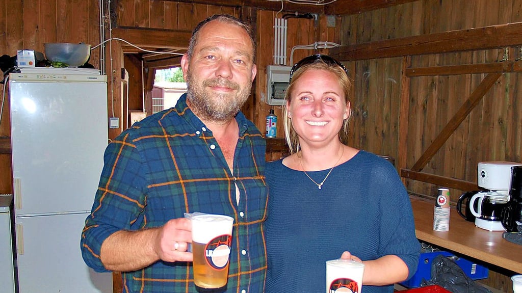 Matthias Polep, Vorsitzender des 1. FC Oebisfelde, und seine Frau Verena testeten die neuen Henkelbecher. Versehen sind die Behälter mit dem Vereinsemblem.