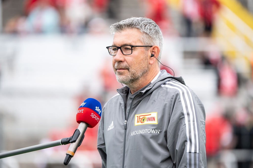 Trainer Urs Fischer von Union Berlin gibt vor Spielbeginn ein Interview.