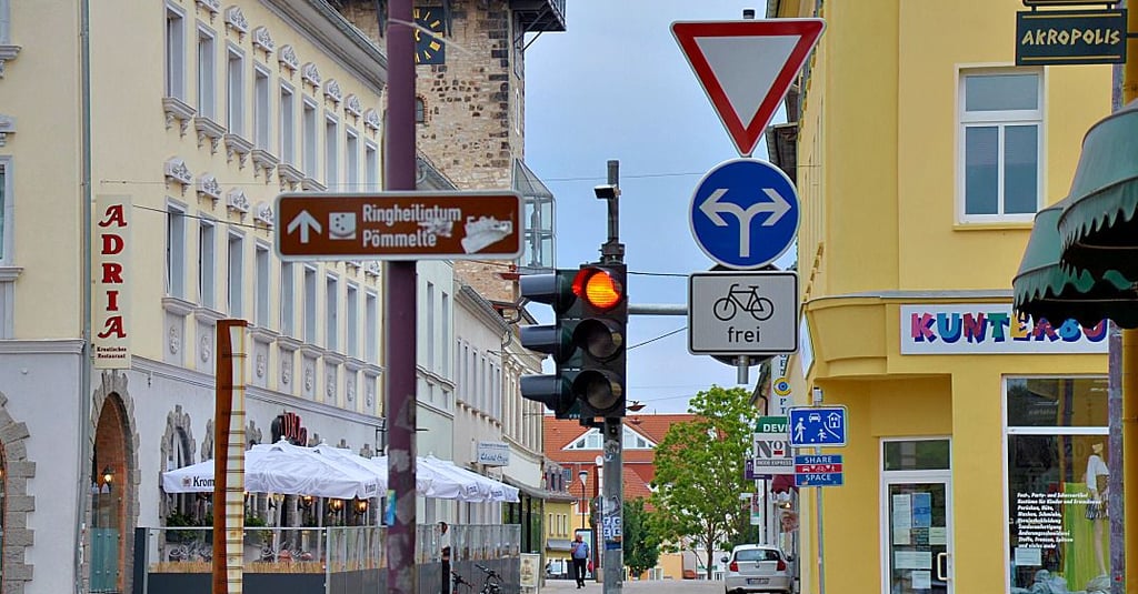 Schilderwald und irreführende Verkehrsführung in der Salzer Straße: rechts, links oder geradeaus zum Ringheiligtum Pömmelte?