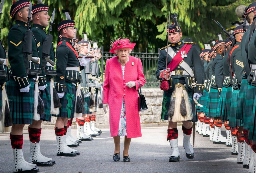 Die britische Königin Elizabeth bei der Inspektion der Ehrengarde vor den Toren von Balmoral Castle.
