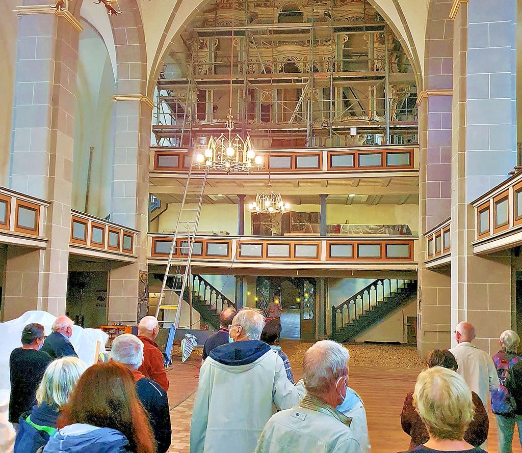 Ein Blick aus dem Innenraum der Stadtkirche hinauf zur großen Orgelbaustelle, die erst beim Aufstieg so richtig in Erscheinung tritt.