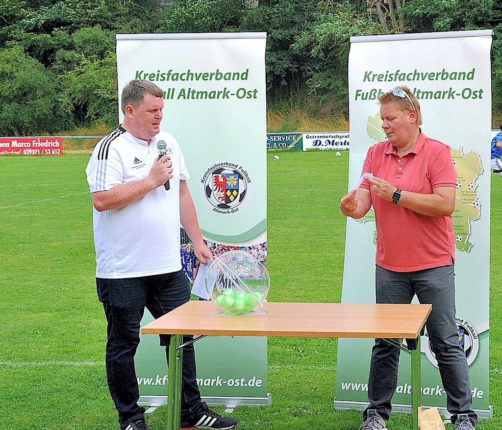 Vor dem Spiel und in der Pause fand die Kreispokal-Auslosung, hier mit Carola Schulz, Präsidentin Kreissportbund Stendal-Altmark, statt.
