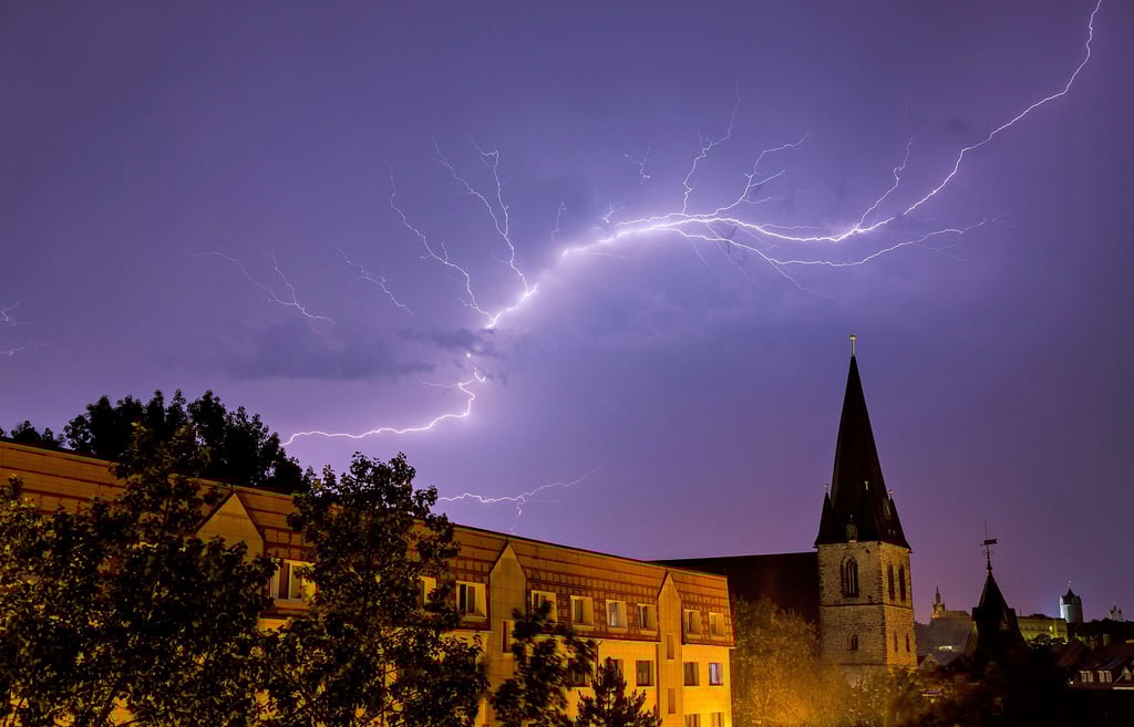 Beeindruckendes Schauspiel: Blitze über der Marienkirche in Bernburg.