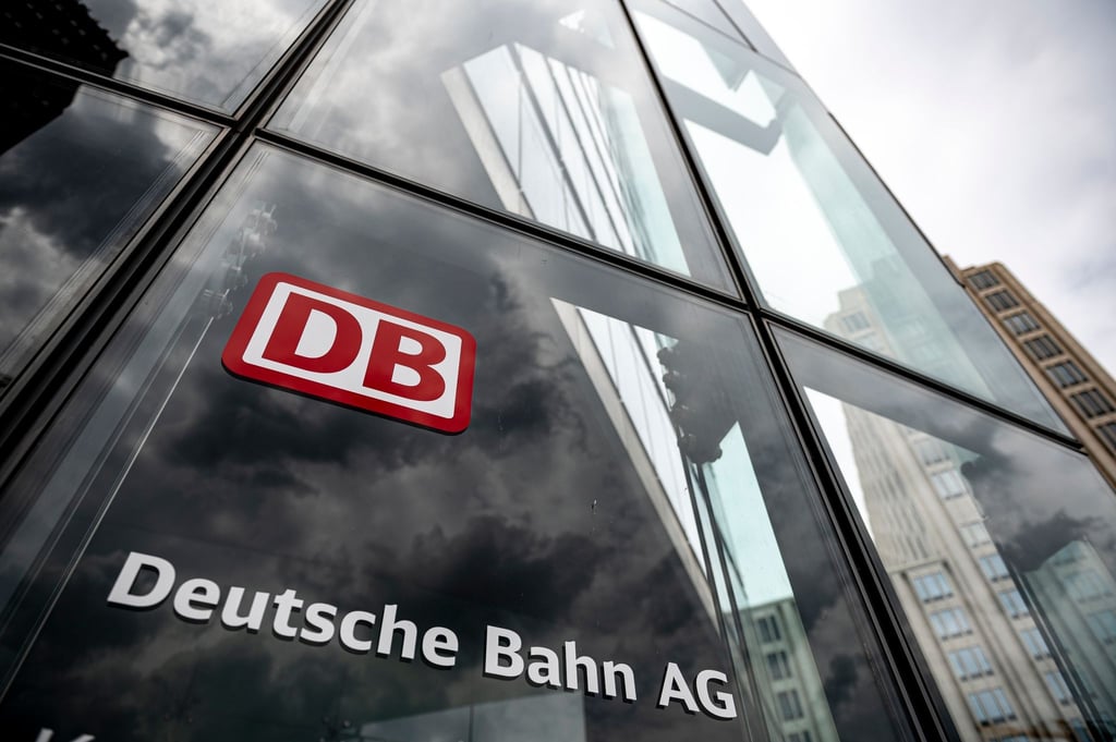 Der Schriftzug mit Logo steht an der Zentrale der Deutschen Bahn in Berlin.