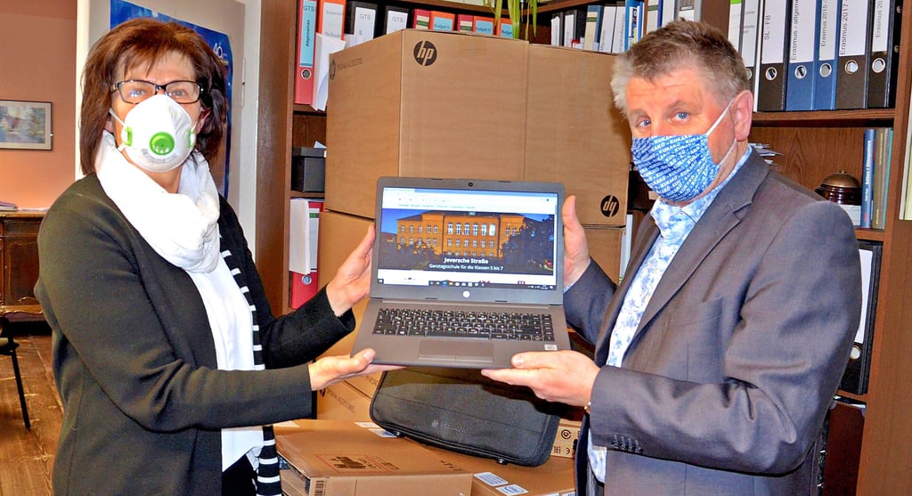 Die Corona-Pandemie gibt der Digitalisierung einen Schub. Der Landkreis stattet die eigenen Schulen mit mobilen Rechnern aus. Der damalige Landrat Uwe Schulze (CDU) übergibt im Januar 165 Laptops an die ehemalige Schulleiterin des Fracisceum.