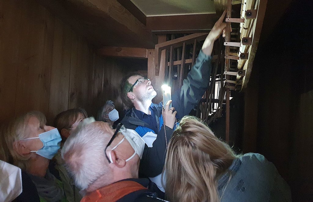 Domkantor Matthias Bensch (mit Lampe) lud die interessierten Besucher der Baustellenführung auch zu einem Blick in den „Bauch“ der Scholtze-Orgel ein.