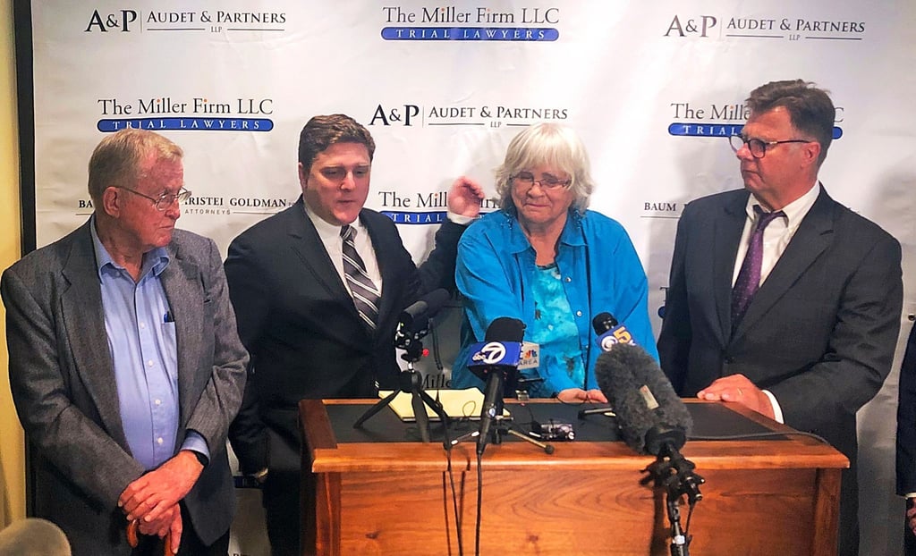 Kläger Alva (l) und Alberta Pilliod (2.v.r.) mit ihren Rechtsanwälten Brent Wisner (2.v.l.) und Michael Miller (r.) bei einer Pressekonferenz in San Francisco.