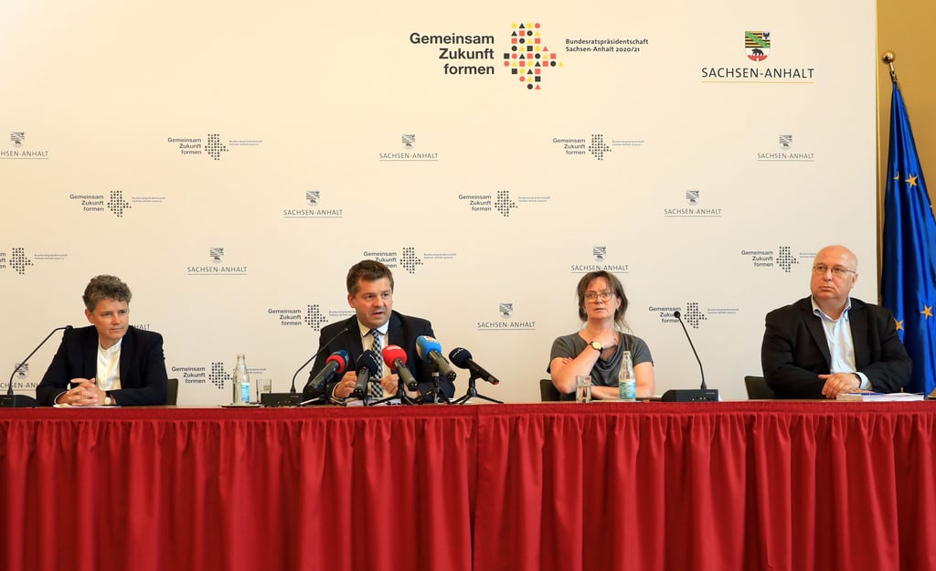 Lydia Hüskens (l-r), Vorsitzende der FDP in Sachsen-Anhalt, Sven Schulze, Vorsitzender der CDU Sachsen-Anhalt, sowie Juliane Kleemann und Andreas Schmidt, Vorsitzende der SPD Sachsen-Anhalt, nehmen in der Staatskanzlei an einer Pressekonferenz zur Vorstellung des Entwurfs des Koalitionsvertrages von CDU, FDP und SPD Sachsen Anhalt teil.