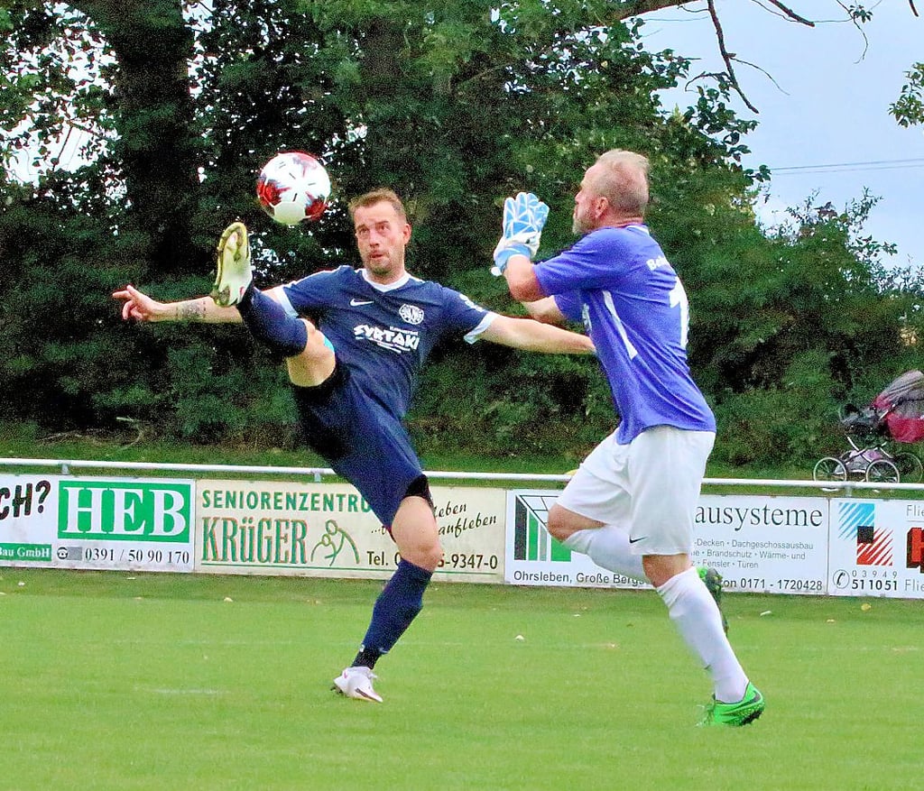 Hötenslebens Ricardo Winkler überspielte Bebertals Keeper Nico Eggeling und schob danach zur 1:0-Führung ein.