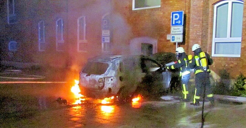 Die Feuerwehr löscht an einem der beiden Tattage ein brennendes Auto auf dem Parkplatz am Bürgercenter in Salzwedel.