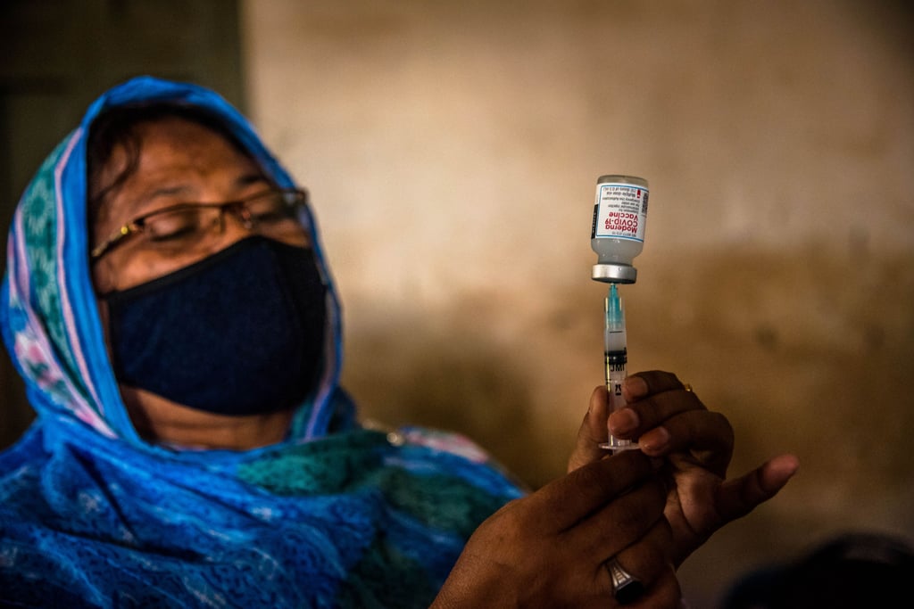 Bangladesch, Barishal: Eine medizinische Angestellte bereitet in einem Impfzentrum eine Spritze mit dem Impfstoff von Moderna vor.