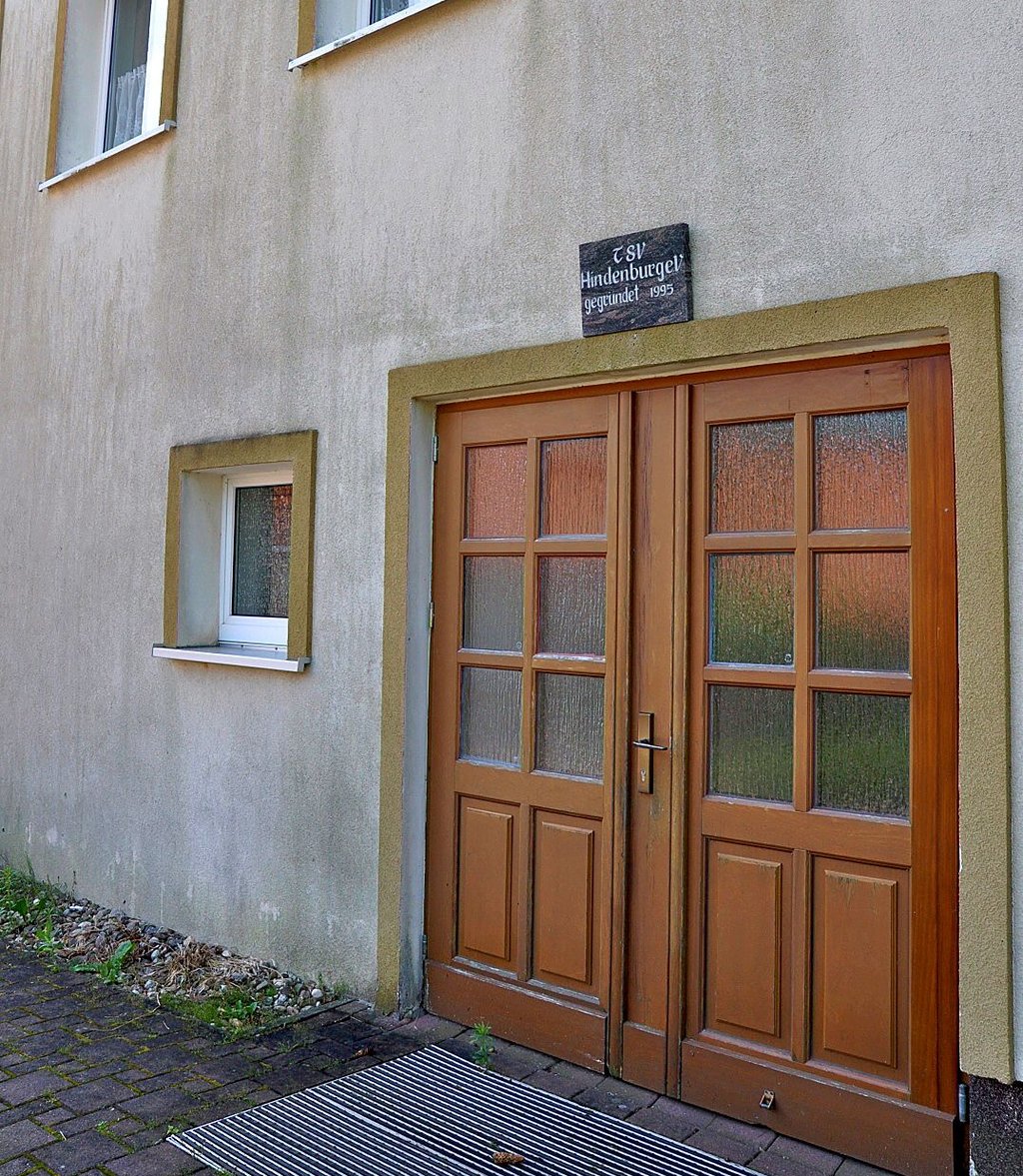 Die Sporthalle in Hindenburg stammt aus den 70er Jahren. Der TSV und die Gemeinde wollen sie sanieren lassen.