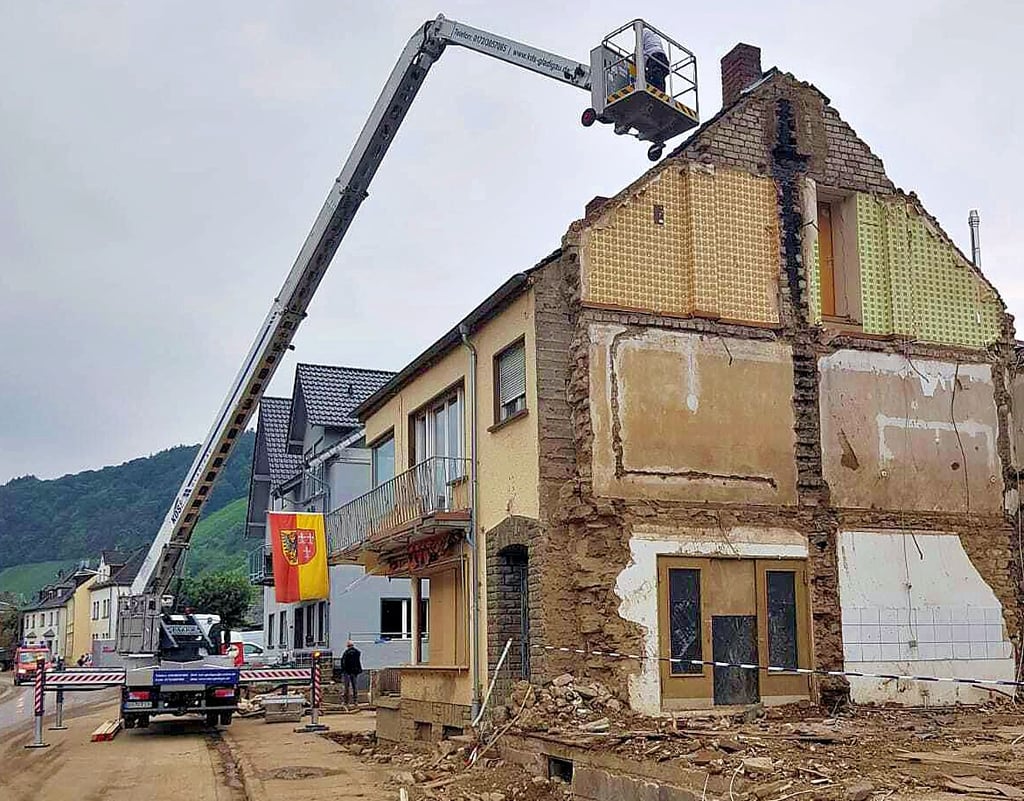 An dieser Stelle entfernte das Team in Dernau mit der Hebebühne lose Dachziegel vom Dachrand.