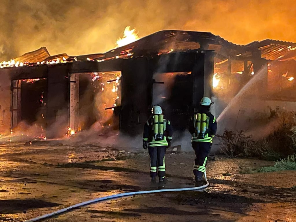 89 Kameraden der Feuerwehren des Vorharzes waren am Morgen vor Ort. Die Hallen waren nicht mehr zu retten. Jedoch ein Übergreifen auf die drei Lagerhallen und die Biogasanlage konnte verhindert werden.