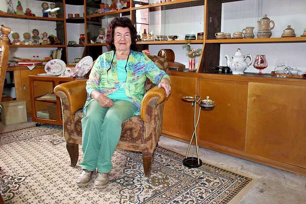 Im Sessel ihrer eigenen Oma hat Sigrid Preydel Platz genommen. Das gute Stück ist Teil der Dauerausstellung im Museum.