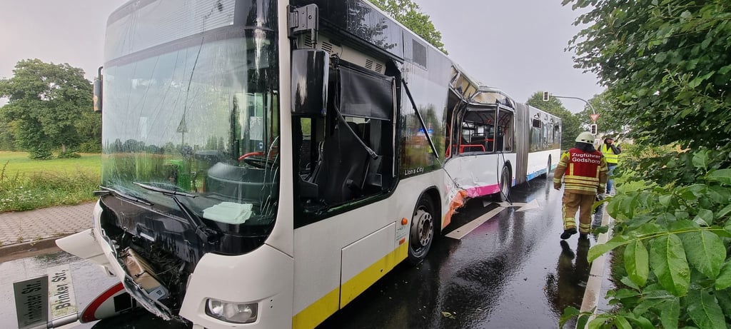 Der stark beschädigte Linienbus an der Unfallstelle in Langenhagen.