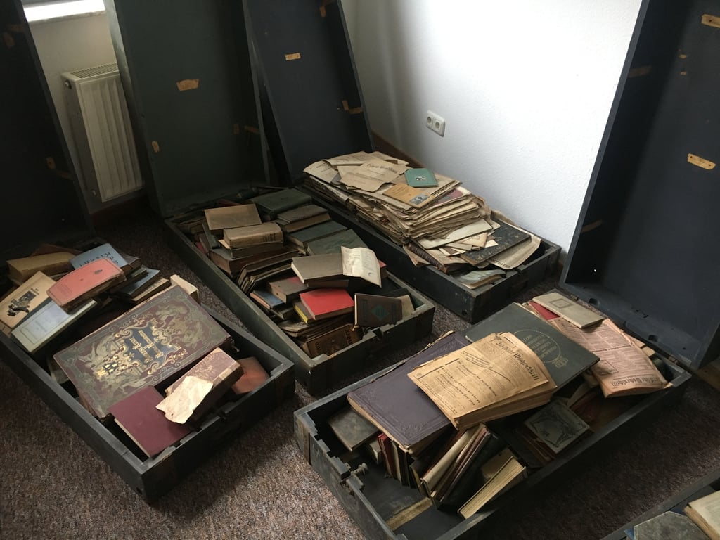 In alten Munitionskisten verwahrt wurden die Bücher, die nun Forschungsgegenstand werden.