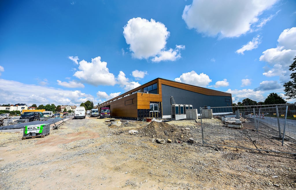 Auf dem ehemaligen Busbahnhofgelände in Querfurt ist ein neuer Rewe-Markt empor gewachsen.   Ein neuer Busbahnhof wird ebenfalls auf dem Areal gebaut. 