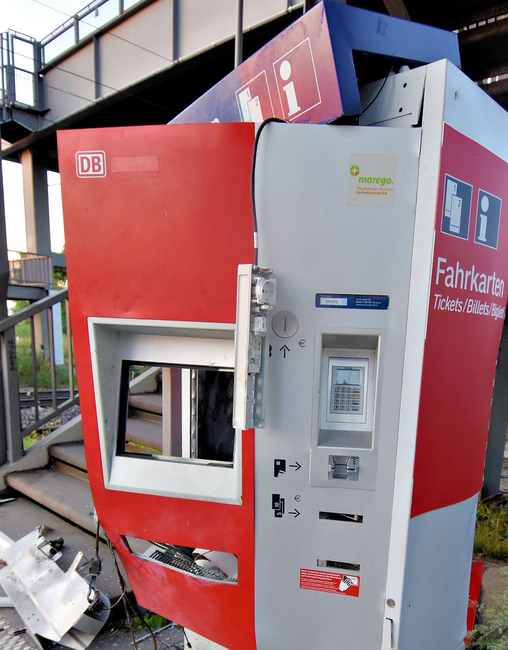 Der zerstörte Fahrkartenautomat am Bahnhof Calbe (Saale) Ost nach der Sprengung am 30. Juli 2021. Ein neuer Automat wurde schon aufgestellt, der noch in dieser Woche einsatzbereit sein soll.
