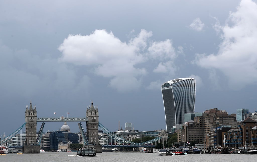 Die Tower Bridge steckt aufgrund einer technischen Störung in geöffneter Position fest.