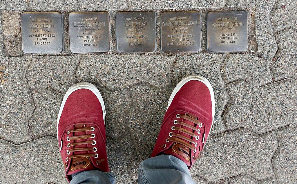 Die Tour führt an Punkten vorbei, die wichtig für die Demokratie sind. So müssen zum Beispiel Stolpersteine gefunden werden, die an das Schicksal von Verfolgten des Nazi-Regimes in Staßfurt erinnern.