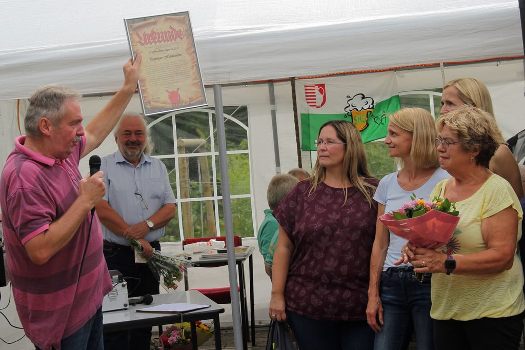 Dorfverschönerungspreis für den Pottburger Heimatverein: Peter Müller präsentiert den Vorstandsmitgliedern die Ehrenurkunde.