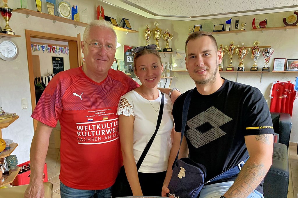 Ein herzliches Willkommen in Zerbst für Robert Ernjesi und seine Freundin Helga. SKV-Präsident Lothar Müller begrüßte die beiden im ?Stadtwerke Kegelsportcenter? und erledigte mit ihnen gemeinsam die ersten Formalitäten.