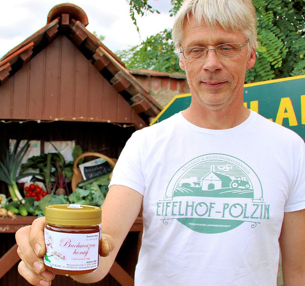 Bio-Bauer Stephan Johannes Polzin mit dem ersten Glas Buchweizenhonig von Hobbyimker Andreas Lange.