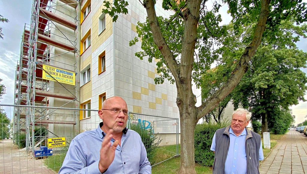 BWG-Geschäftsführer Holger Köhncke (links) erläutert Ilberstedts Gemeinderatsmitglied Roland Halang die Kosten für eine Aufzugsinstallation.