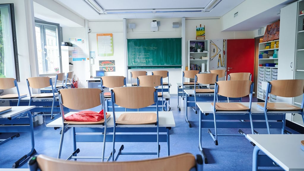 Noch laufen die Sommerferien für Sachsen-Anhalts Schüler. Wenn der Unterricht wieder beginnt, könnten CO2-Ampeln das Bild der Klassenzimmer prägen.