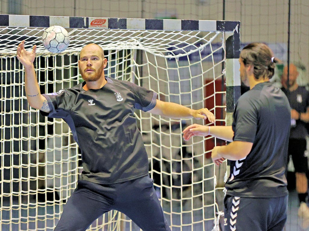 Mike Jensen (links), hier mit Youngsters-Keeper Niclas Behrendt beim Aufwärmen, bildet beim SC Magdeburg künftig das Torwart-Duo mit seinem dänischen Landsmann Jannick Green.