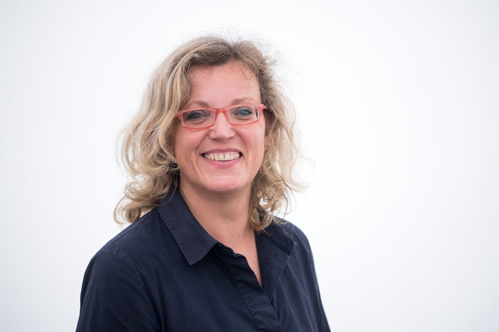 Julia Schulte to Bühne steht auf dem Museumsgelände.