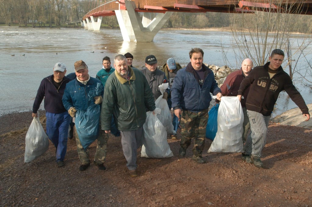 Die Aktion „Magdeburg putzt sich“ hat jahrzehntelange Tradition. Hier eine Aufnahme von 2008, als Angler das Areal am Cracauer Wasserfall im ehrenamtlichen Einsatz von Müll beräumten. 2020 und 2021 brachte die Corona-Pandemie die Aktion zum Erliegen.