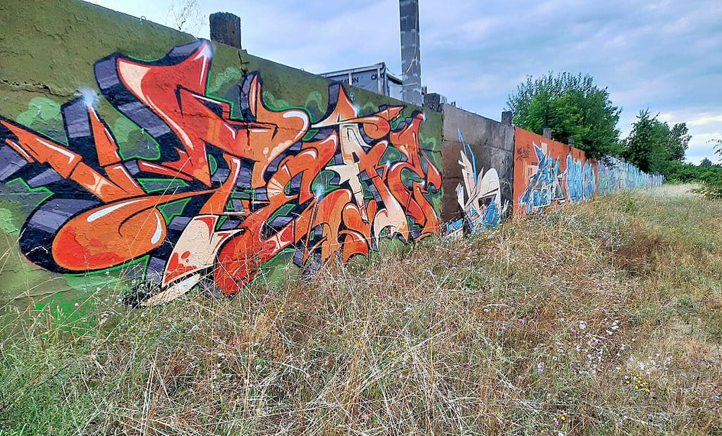 In Stendal Nord befindet sich eine mehrere Hundert Meter lange Mauer, die fast vollständig mit Graffiti bedeckt ist. Graffiti-Künstler dürfen dort legal sprühen.