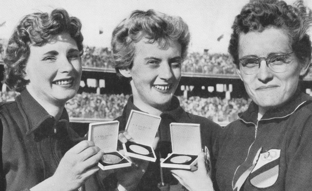 Die Sprints über 100 und 200 Meter sahen in Melbourne 1956 die gleichen Damen an der Spitze. Marlen Matthews (Australien, Bronze, von links), Betty Cuthbert (Australien, Gold) und Christa Stubnick (gemeinsame deutsche Mannschaft, Silber).