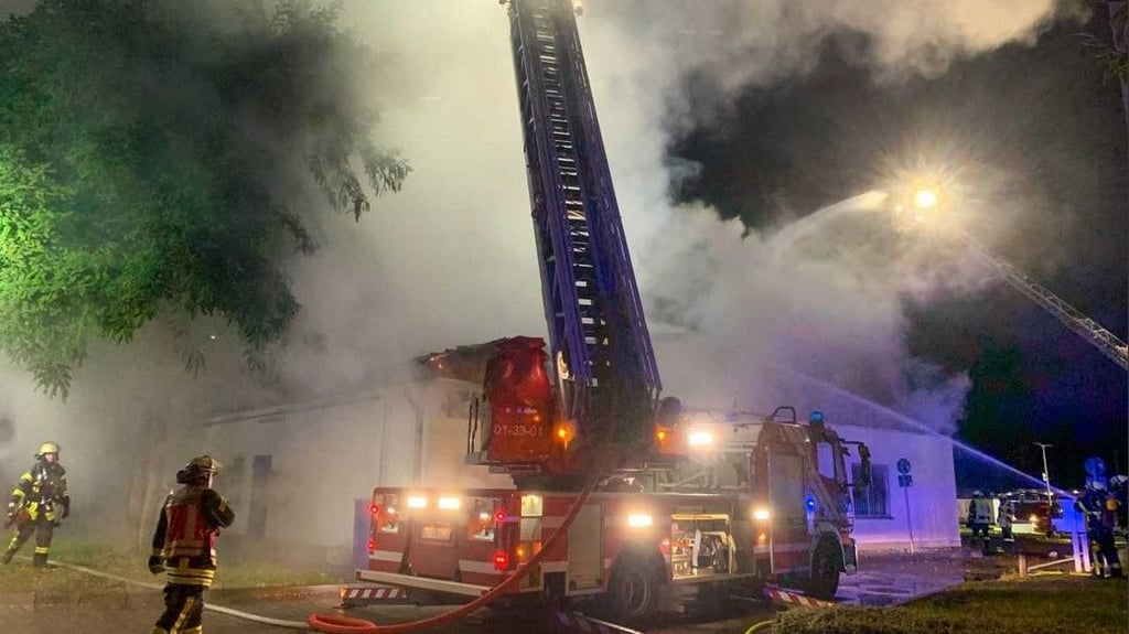 Die Feuerwehr war in der vergangenen Nacht mit einem Großaufgebot in Magdeburg Alt Salbke zugegen.