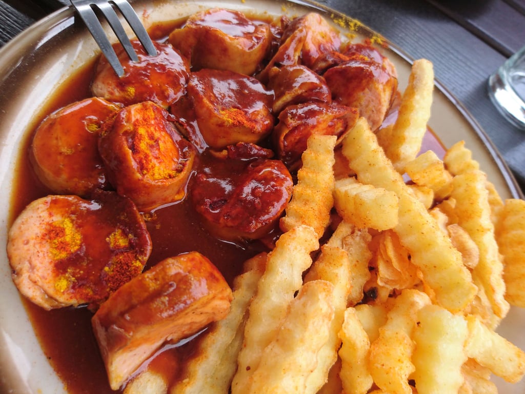 Currywurst mit Pommes