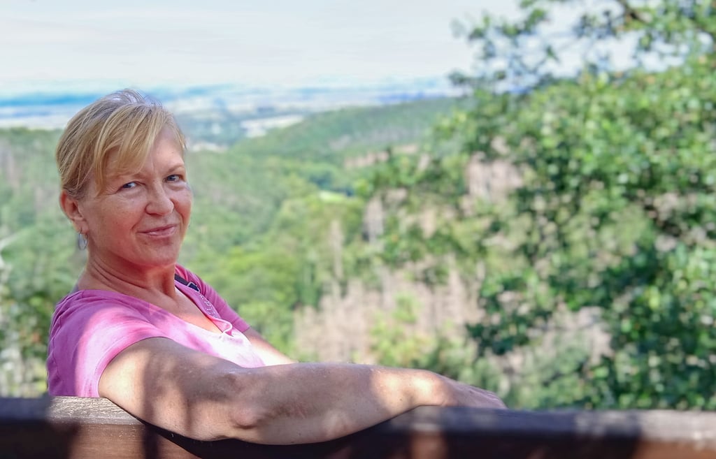 MZ-Leserin Beate Lazic an ihrem Lieblingsort, dem preußischen Saalstein bei Bad Suderode.