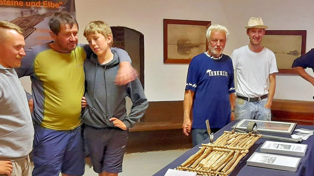 Ein etwa fünf Meter langes Modell eines Flosses, wie sie einst auf der Elbe fuhren und in Rogätz anlegten, ist das Kernstück der interessanten Ausstellung im Erdgeschoss des Klutturms.